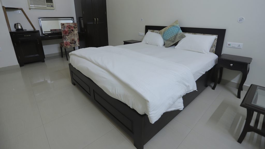 Suite with double bed and side tables